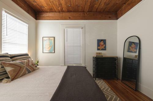 Restored 1930s Uptown Bungalow 2 Min. To Magnolia