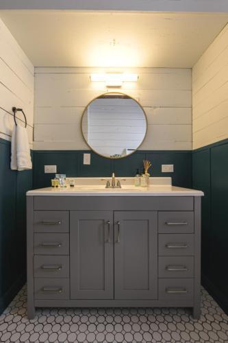 Restored 1930s Uptown Bungalow 2 Min. To Magnolia