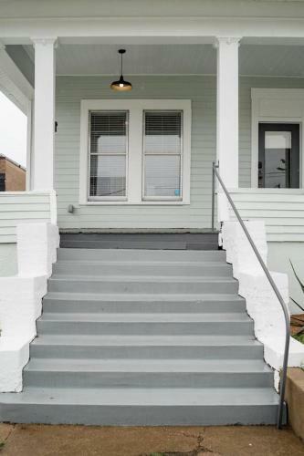 Restored 1930s Uptown Bungalow 2 Min. To Magnolia