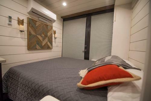 Elegant Container Home Tiny House#1 Near Magnolia