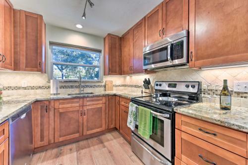 Modern Lake Conroe House With Lakefront Park And Deck!