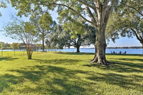 Modern Lake Conroe House With Lakefront Park And Deck!