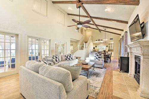 Modern Lake Conroe House With Lakefront Park And Deck!