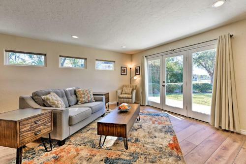Modern Lake Conroe House With Lakefront Park And Deck!