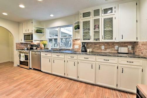 Modern Lake Conroe House With Lakefront Park And Deck!
