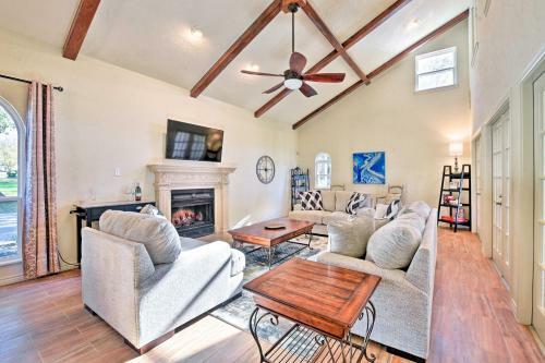 Modern Lake Conroe House With Lakefront Park And Deck!