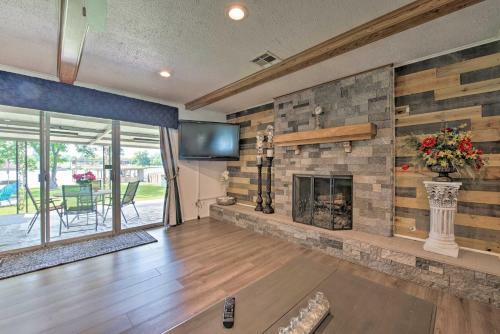 Waterfront Lake Conroe Home With Deck And Water Access!