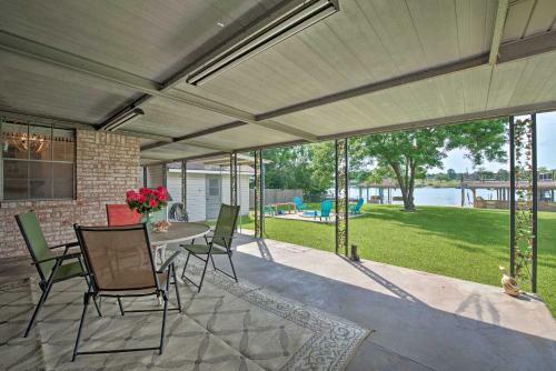 Waterfront Lake Conroe Home With Deck And Water Access!
