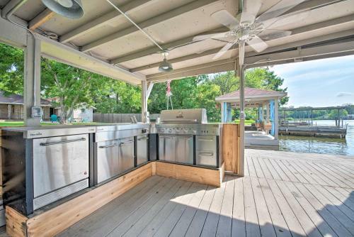 Waterfront Lake Conroe Home With Deck And Water Access!
