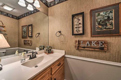 Quiet Lake Conroe Townhome With 2 Boat Slips!