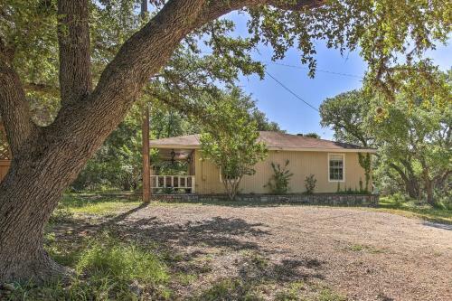 Charming Home With Porch And Deck 6 Mi From Wineries!