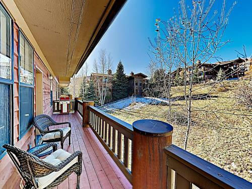 Apartamento Contemporary Alpine Getaway With Wraparound Deck Condo
