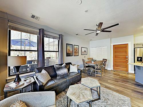 Apartamento Contemporary Alpine Getaway With Wraparound Deck Condo