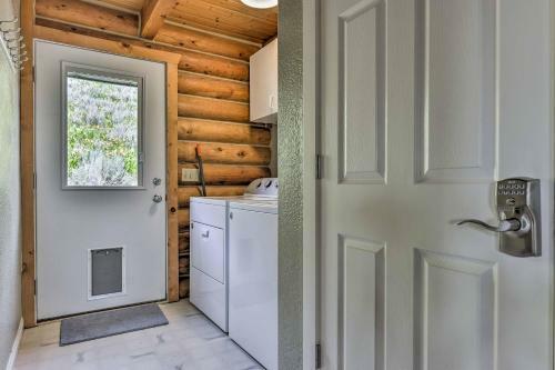 Cozy Eden Log Home Near Outdoor Activities