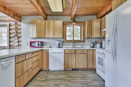 Cozy Eden Log Home Near Outdoor Activities
