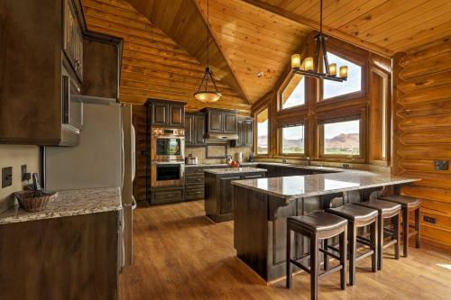 Kanab Cabin With Hot Tub, Fire Pit And Panoramic Views!