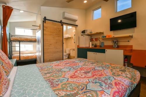 Hotel West 10 - Kokopelli West Studio. Downtown Location