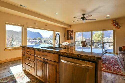 Pr 16 - Luxury Home With Shared Pool, Hot Tub