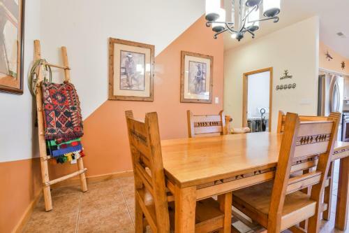 Cw415 - Great Downtown Location With A Private Hot Tub And Shared Indoor Pool