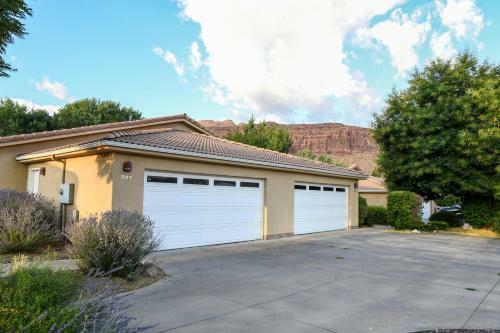 Cw415 - Great Downtown Location With A Private Hot Tub And Shared Indoor Pool