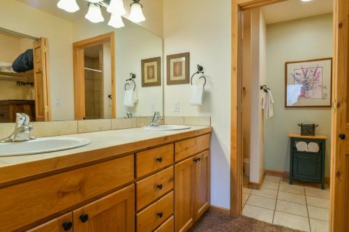 Cw415 - Great Downtown Location With A Private Hot Tub And Shared Indoor Pool