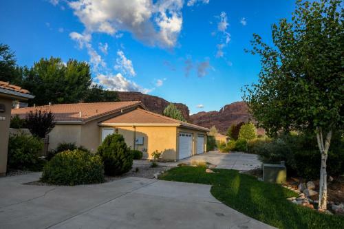 Cw415 - Great Downtown Location With A Private Hot Tub And Shared Indoor Pool