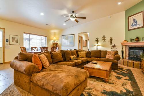 Cw415 - Great Downtown Location With A Private Hot Tub And Shared Indoor Pool