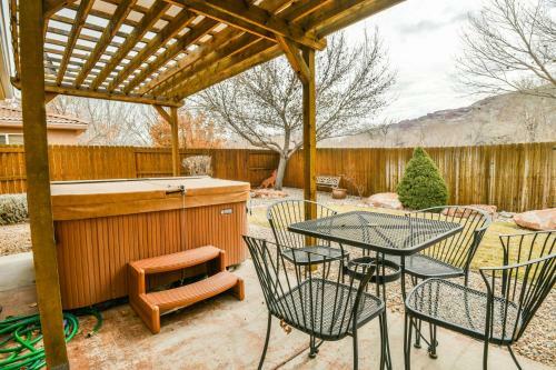 Cw415 - Great Downtown Location With A Private Hot Tub And Shared Indoor Pool
