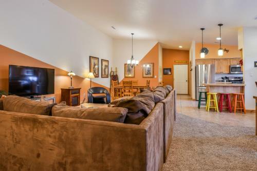 Cw415 - Great Downtown Location With A Private Hot Tub And Shared Indoor Pool