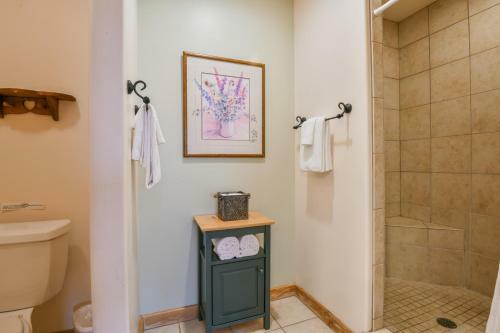 Cw415 - Great Downtown Location With A Private Hot Tub And Shared Indoor Pool
