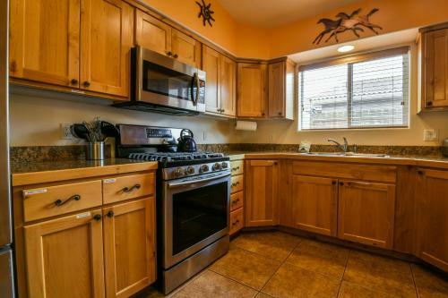 Cw415 - Great Downtown Location With A Private Hot Tub And Shared Indoor Pool