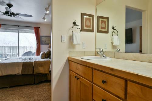 Cw415 - Great Downtown Location With A Private Hot Tub And Shared Indoor Pool
