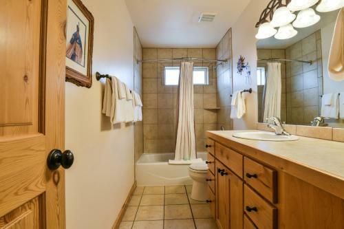 Cw415 - Great Downtown Location With A Private Hot Tub And Shared Indoor Pool