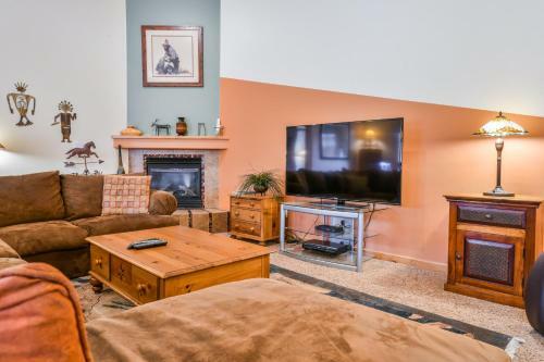Cw415 - Great Downtown Location With A Private Hot Tub And Shared Indoor Pool