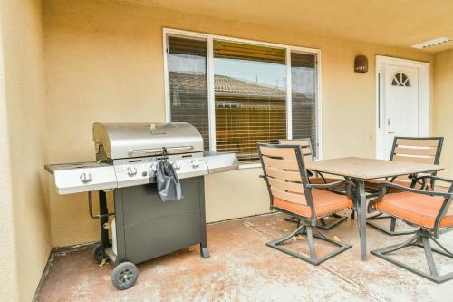 Cw415 - Great Downtown Location With A Private Hot Tub And Shared Indoor Pool