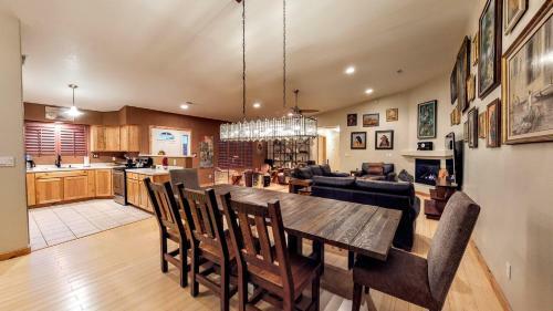 Portal View ~ Cottonwoods 401