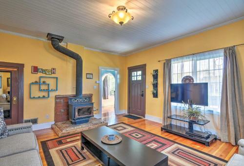 Downtown Retreat With Grill About 27 Mi To Bryce Canyon!
