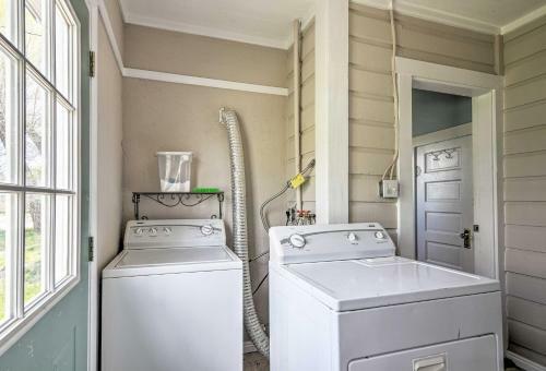 Downtown Retreat With Grill About 27 Mi To Bryce Canyon!