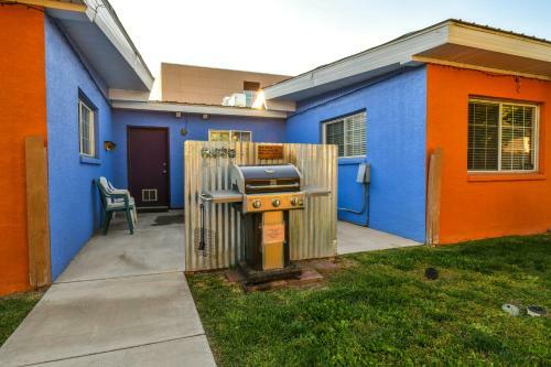 Inn 2 - Downtown 1 Bedroom Unit, Sleeps 6 With Shared Hot Tub