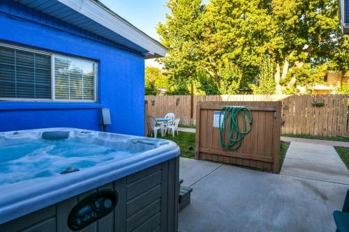 Inn 2 - Downtown 1 Bedroom Unit, Sleeps 6 With Shared Hot Tub