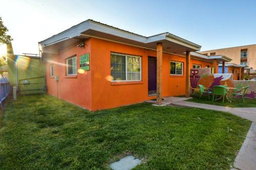 Inn 2 - Downtown 1 Bedroom Unit, Sleeps 6 With Shared Hot Tub