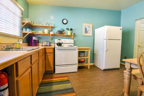 Inn 2 - Downtown 1 Bedroom Unit, Sleeps 6 With Shared Hot Tub