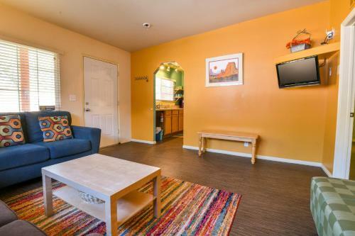 Inn 2 - Downtown 1 Bedroom Unit, Sleeps 6 With Shared Hot Tub