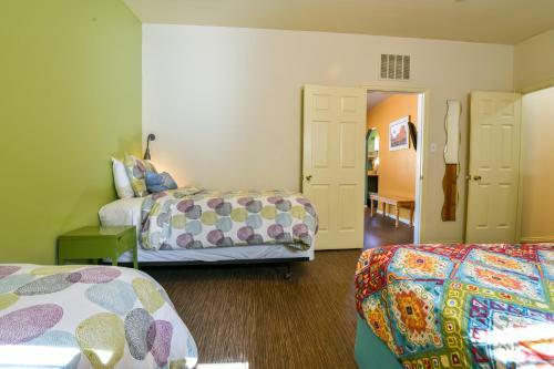 Inn 2 - Downtown 1 Bedroom Unit, Sleeps 6 With Shared Hot Tub