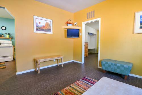 Inn 2 - Downtown 1 Bedroom Unit, Sleeps 6 With Shared Hot Tub