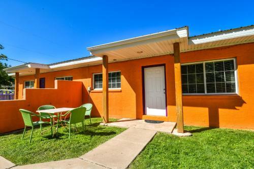 Inn 2 - Downtown 1 Bedroom Unit, Sleeps 6 With Shared Hot Tub