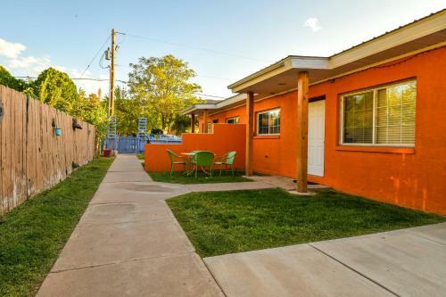 Inn 2 - Downtown 1 Bedroom Unit, Sleeps 6 With Shared Hot Tub