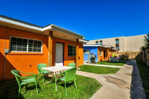 Inn 2 - Downtown 1 Bedroom Unit, Sleeps 6 With Shared Hot Tub