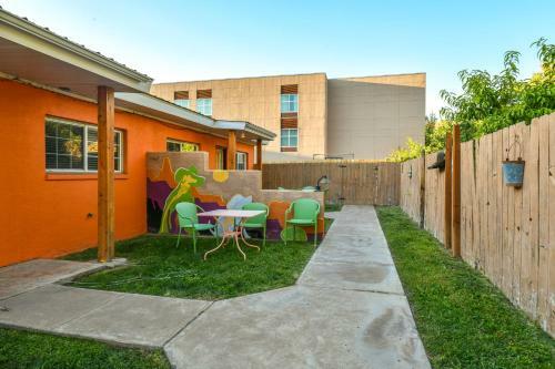 Inn 2 - Downtown 1 Bedroom Unit, Sleeps 6 With Shared Hot Tub