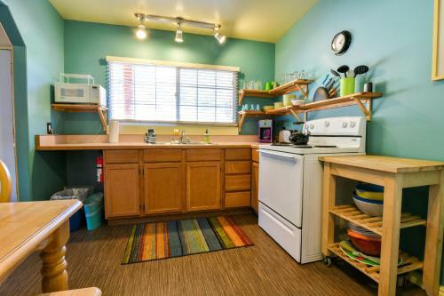 Inn 2 - Downtown 1 Bedroom Unit, Sleeps 6 With Shared Hot Tub